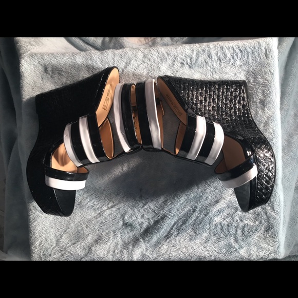 Women’s 9 & Co. size 6 black & white wedges. - Picture 3 of 5